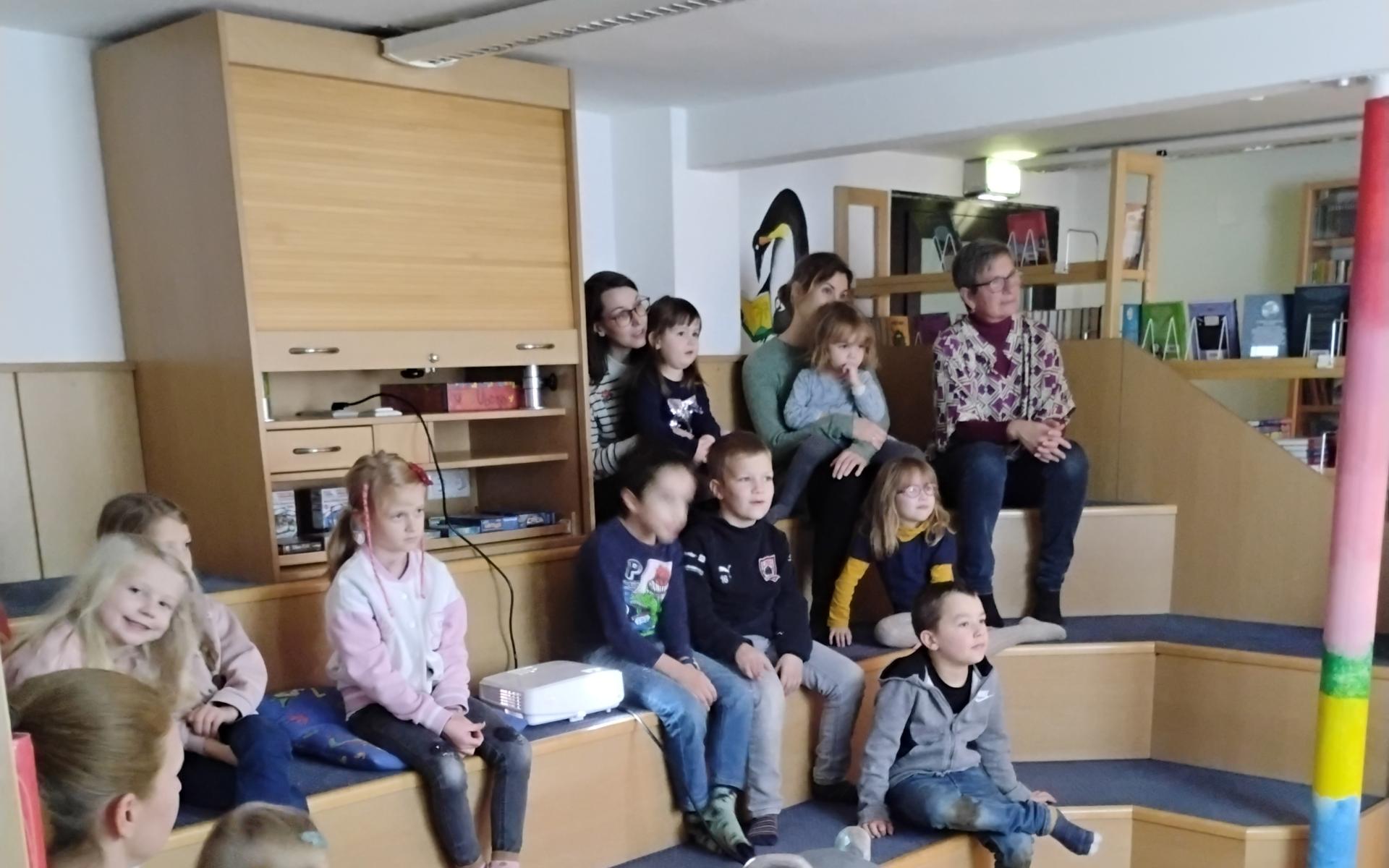 Kinder in der Bücherei