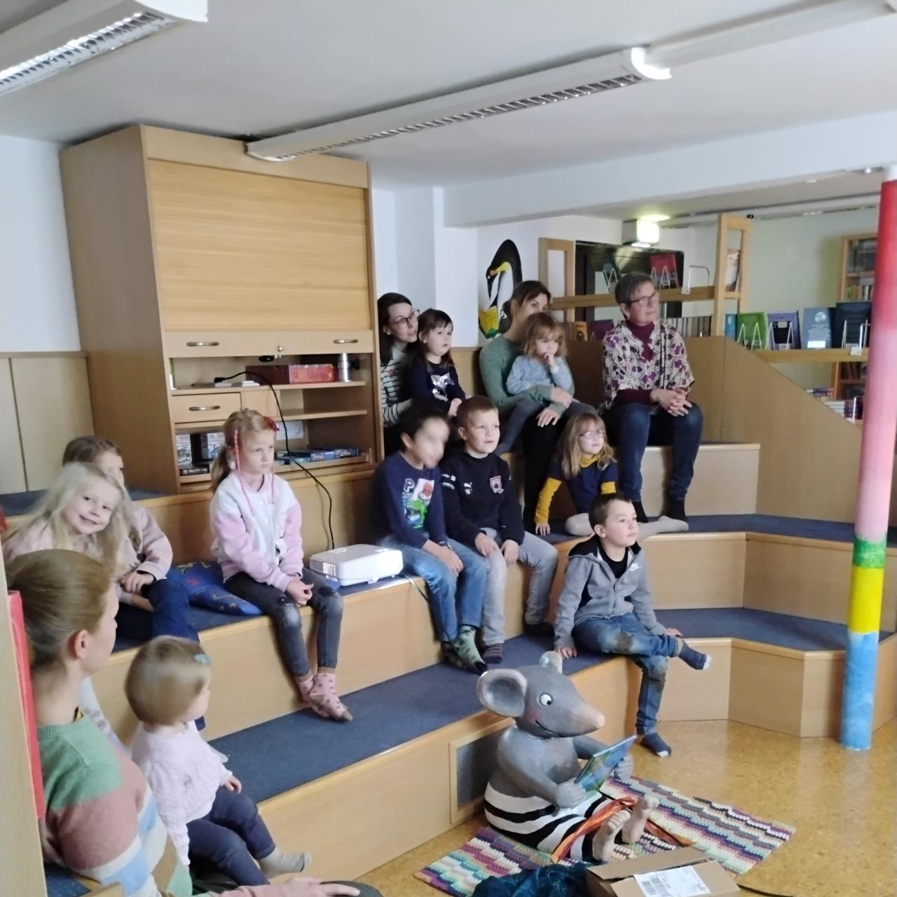 Kinder in der Bücherei